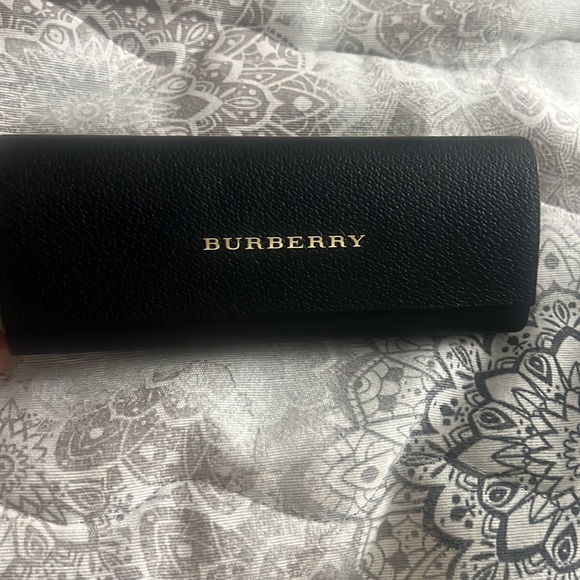 Burberry case - Picture 3 of 3